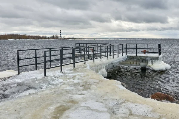 Die Seebrücke Ist Mit Einer Dicken Eisschicht Bedeckt Der Ferne — Stockfoto