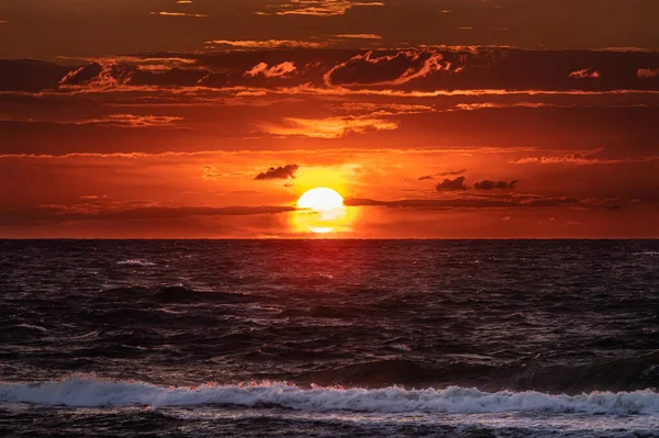 令人眼花缭乱的日落在海面上 — 图库照片