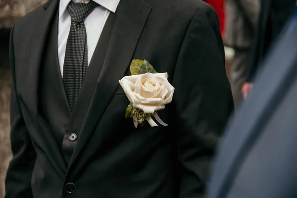 Γκρο Πλαν Εικόνα Γαμπρός Φορώντας Σκούρο Κοστούμι Λευκό Τριαντάφυλλο Την — Φωτογραφία Αρχείου