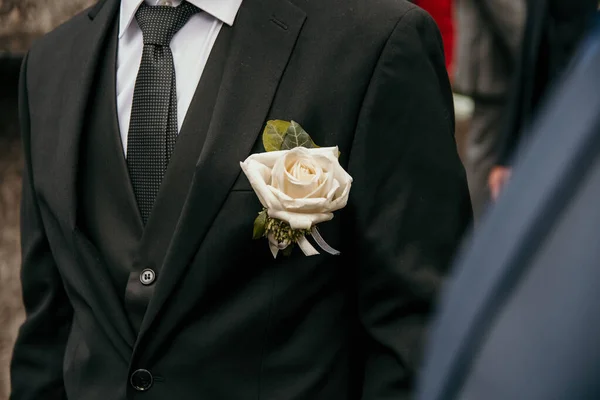 Primer Plano Imagen Recortada Novio Con Traje Oscuro Con Rosa — Foto de Stock