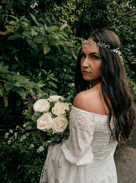 Giovane Donna Che Indossa Abito Sposa Bianco Possesso Bouquet Rose — Foto Stock