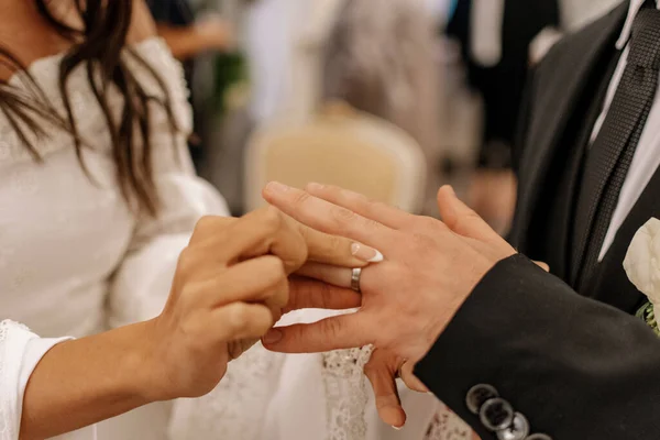 Novia Novio Poniendo Anillos Boda Sus Manos Durante Ceremonia Boda —  Fotos de Stock