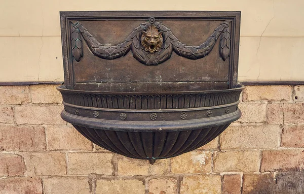 Antique Χάλκινο Σιντριβάνι Πόσιμο Νερό Κεφάλι Λιονταριού Ανοιχτό Στόμα — Φωτογραφία Αρχείου