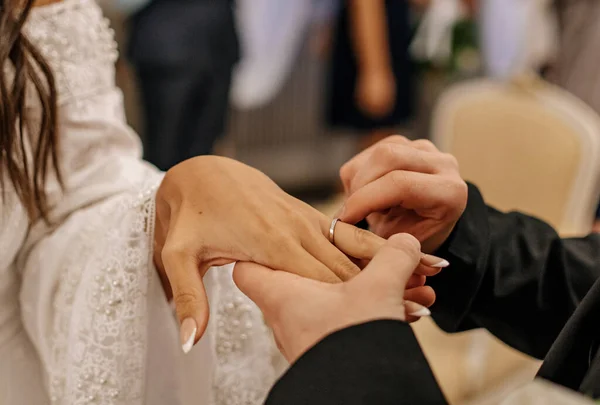 Braut Und Bräutigam Legen Trauringe Während Der Trauung Die Hand — Stockfoto