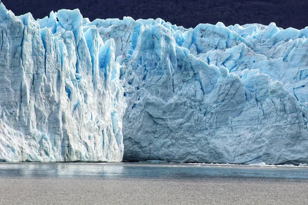 前景的冰水和背景的兰伯特冰川的高角镜头 — 图库照片