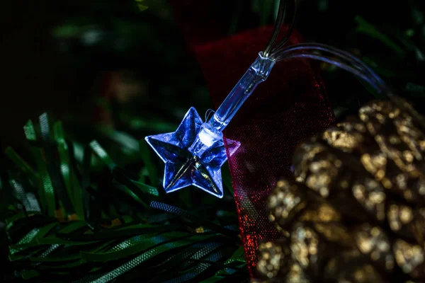 Close Das Luzes Natal Penduradas Árvore Natal — Fotografia de Stock