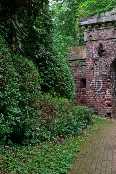 Almanya Köln Deki Bir Parkta Tarihi Bir Tuğla Kapı — Stok fotoğraf