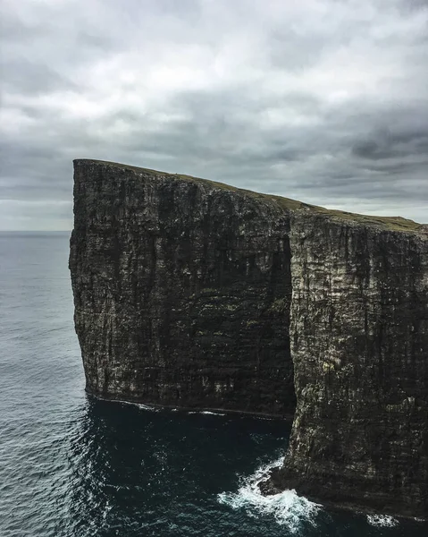 Black Cliffs Formation Atlantic Ocean Faroe Islands Towering Black Cliffs — Stock Photo, Image