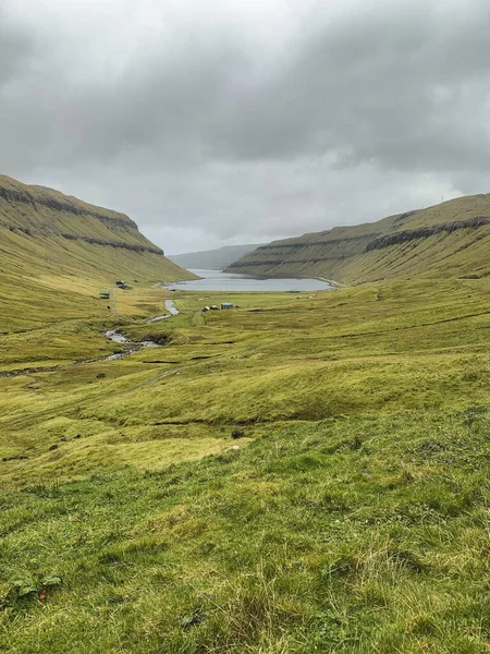 法罗群岛的风景 绿色的田野和高山 北方的风景 多愁善感的灰色天空 法罗群岛的绿地 — 图库照片