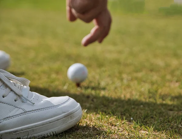 Egy Férfi Aki Felveszi Golflabdát Földről — Stock Fotó