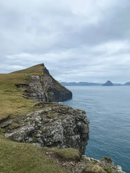 Acantilados Las Islas Feroe Océano Azul Bajo Los Acantilados Campos —  Fotos de Stock