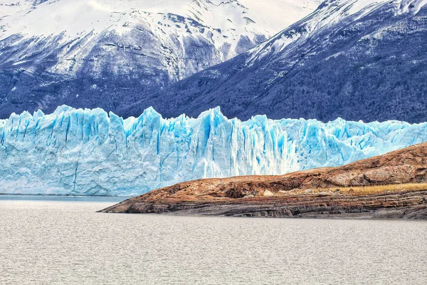 Plano Vertical Glaciar Con Tierra Rocosa Una Montaña Primer Plano —  Fotos de Stock