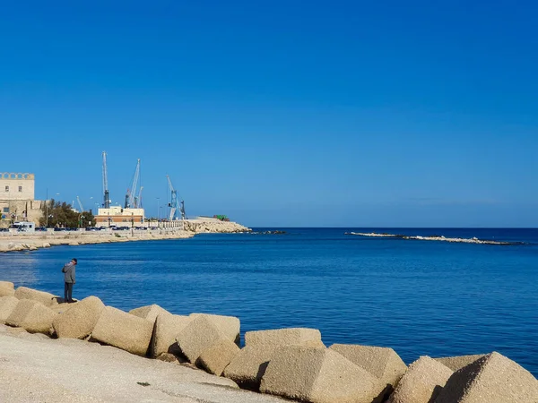 Man Stands Breakwater Next Deep Blue See Bari — Stock Photo, Image