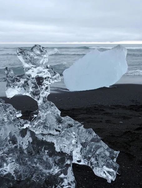 在冰岛钻石海滩 一道垂直拍摄的冰川冰块冲到了岸上 — 图库照片
