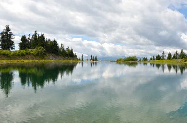 Espejo Perfecto Lago Los Alpes Eslovenos Día Nublado Las Vacaciones — Foto de Stock