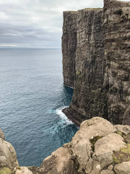 Black Cliffs Formation Atlantic Ocean Faroe Islands Towering Black Cliffs — Stock Photo, Image