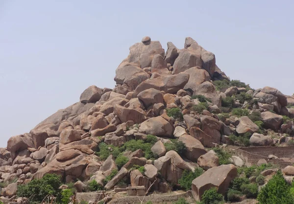 Hindistan Güneşli Bir Günde Dağların Her Tarafında Büyük Kayalar Olan — Stok fotoğraf