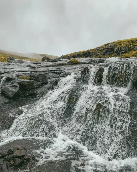 Färöer Vagar Gebirgsfluss Blick Auf Den Wasserfall Und Die Klippen — Stockfoto