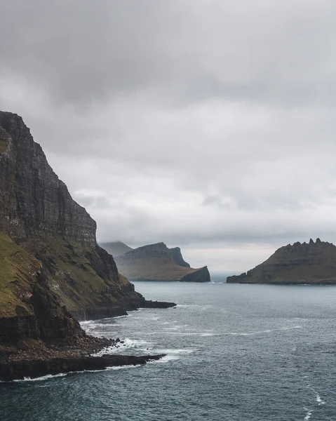 法罗群岛 大西洋中的黑色悬崖形成 高耸着海岸上的黑色悬崖 岩石海岸 寒冷阴郁的风景 — 图库照片