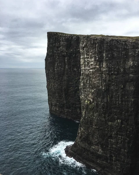 法罗群岛 大西洋中的黑色悬崖形成 在法罗群岛海岸高耸的黑色悬崖 — 图库照片
