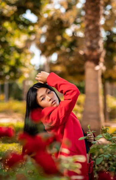Spanya Sonbaharda Kırmızı Elbise Giyen Bir Bahçede Poz Veren Zarif — Stok fotoğraf