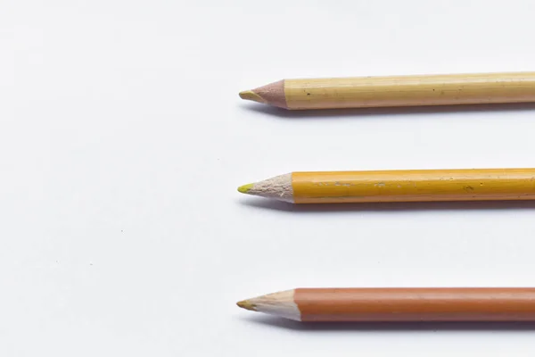 Los Lápices Paralelos Pintura Amarilla Naranja Aislados Sobre Fondo Blanco — Foto de Stock