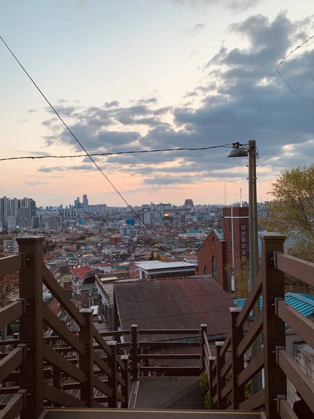 Blick Auf Die Stadt Von Oben Auf Der Treppe — Stockfoto