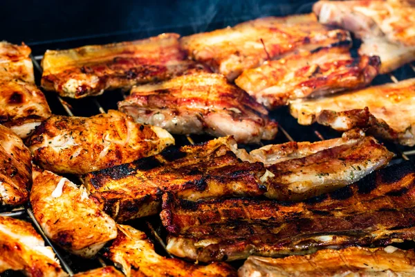 Zbliżenie Różnorodnego Pysznego Mięsa Gotowanego Grillu Węglem Drzewnym — Zdjęcie stockowe