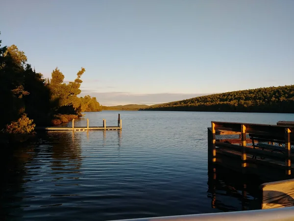 Пирс Голубом Озере Утром — стоковое фото
