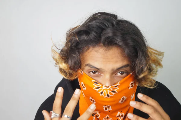 Snygg Indisk Man Bär Orange Bandana Poserar Mot Den Vita — Stockfoto