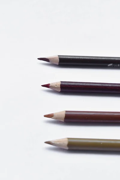 Beyaz Arkaplanda Izole Edilmiş Paralel Çok Renkli Kalemlerin Dikey Görüntüsü — Stok fotoğraf