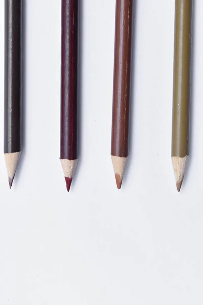 Beyaz Arka Grou Izole Edilmiş Paralel Renkli Kalemlerin Dikey Görüntüsü — Stok fotoğraf