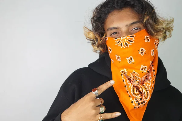 Snygg Indisk Man Bär Orange Bandana Poserar Mot Den Vita — Stockfoto