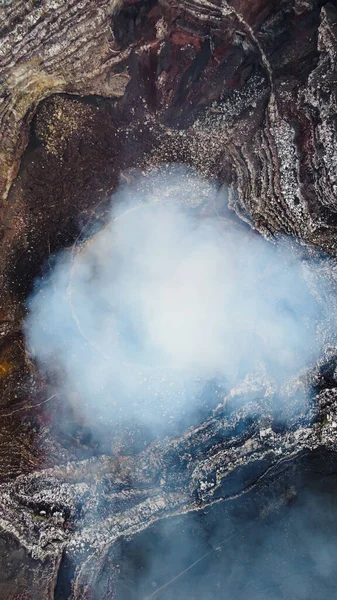 Pionowe Ujęcie Czynnego Krateru Wulkanu — Zdjęcie stockowe