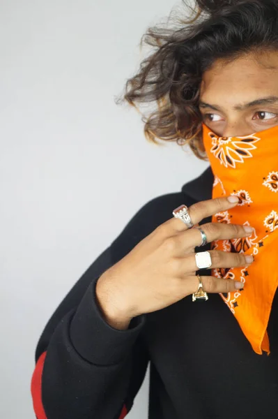 Snygg Indisk Man Bär Orange Bandana Poserar Mot Den Vita — Stockfoto