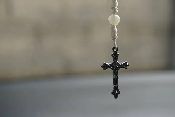 Избирательный Снимок Висящего Черного Крестового Кулона Христианским Распятием — стоковое фото