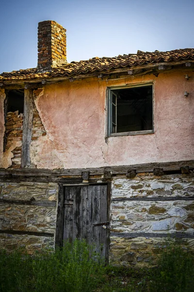 Vertikal Bild Ett Lantligt Hus Fasad Med Liten Trädörr — Stockfoto