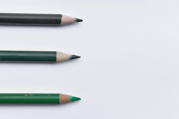 Los Lápices Colores Paralelos Tonos Verde Aislados Sobre Fondo Blanco — Foto de Stock