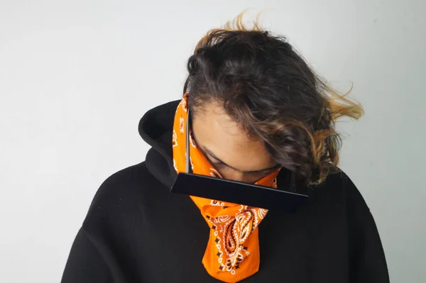 Snygg Indisk Hane Bär Orange Bandana Och Svarta Solglasögon Poserar — Stockfoto