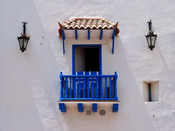 白い壁に美しい装飾の青いバルコニー — ストック写真