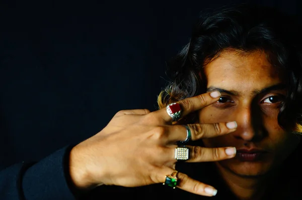 Detailní Záběr Stylového Indického Pohledného Muže Krásných Prstenech Pózujícího Tmavém — Stock fotografie