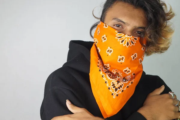 Стильный Индийский Мужчина Оранжевой Бандане Позирует Белом Фоне — стоковое фото