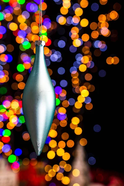 Fechamento Vertical Ornamento Natal Contra Bokeh Luzes Fundo — Fotografia de Stock