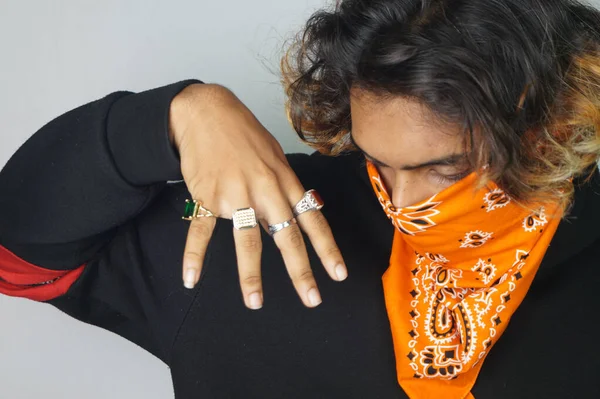 Homem Indiano Elegante Vestindo Uma Bandana Laranja Posando Contra Fundo — Fotografia de Stock