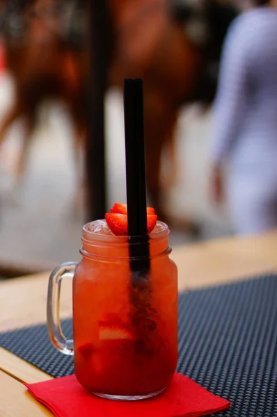 Colpo Verticale Una Bevanda Alcolica Rossa Vaso Con Una Paglia — Foto Stock
