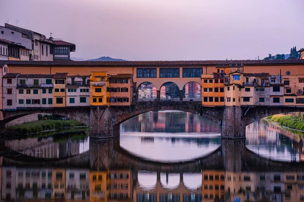 Talya Floransa Gün Doğumunda Arno Nehri Üzerindeki Ponte Vecchio Köprüsünün — Stok fotoğraf