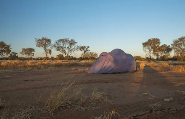 Bild Ett Lila Tält Sanden Utkanten Australien Solnedgången — Stockfoto