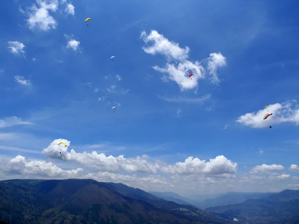 Lindo Céu Azul Com Nuvens Sobre Montanhas — Fotografia de Stock