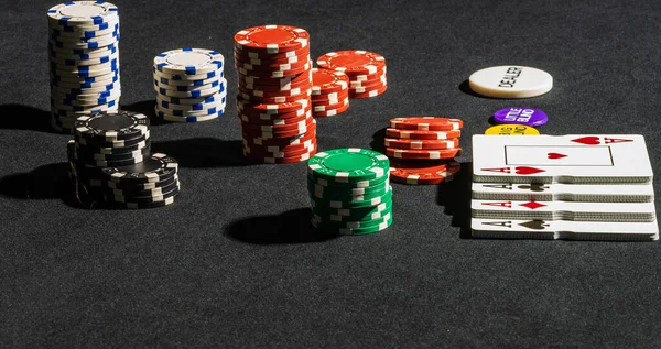 Siyah Arkaplanda Izole Edilmiş Renkli Poker Çipleri Oyun Kartları Yığını — Stok fotoğraf