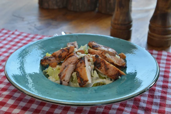 Primo Piano Delizioso Pollo Arrosto Insalata Una Ciotola Ristorante — Foto Stock